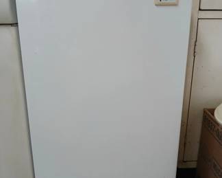 Magic Chef mini refrigerator/freezer