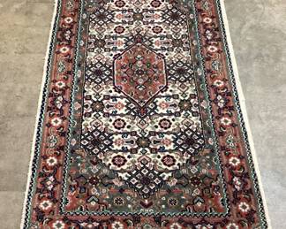 HAND KNOTTED INDIAN WOOL RUG, 139x73cm NO SHIPPING PICKUP ONLY