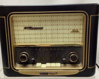 2000 GRUNDIG CLASSIC 960 AM/FM SHORT WAVE STERO TABLE RADIO, HI-FI SOUND, IT DOES WORK NO SHIPPING PICKUP ONLY