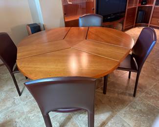 Skovby #33 Circular table with self storing leaves