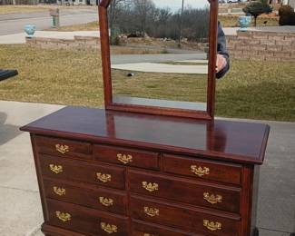 DRESSER