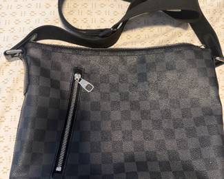 Authentic Louis Vuitton Damier Crossbody/Shoulder bag