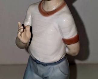 This is Lladró “Can I Play?” #7610, the boy baseball player figurine from the 1990 Collectors Society line.