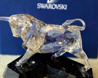 This is a Swarovski Soulmates Bull on a black granite base. The photo looks like the Silver Shade crystal version, model 1035340 / 9600 000 142, not the later darker “Bull Black” version.