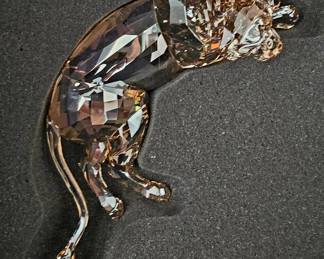 Swarovski SCS Amur Leopard Cub, from the 2019 SCS collection, item 5428542. It’s the gold-tone crystal leopard/cub style by Heinz Tabertshofer.