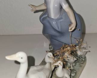 Lladró “Girl with Geese” #1035, also called “Girl w/Geese” / “Girl with Ducks.” It’s a retired glazed Lladró piece, issued around 1970 and retired in 1995.