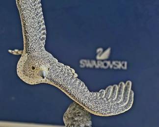 This piece is likely Swarovski Crystal Myriad “Alsaqr Almalaki” / Royal Falcon, a numbered limited edition falcon with pavé crystals. Swarovski/Myriad references describe the Royal Falcon as a high-end limited piece covered in 43,164 hand-set crystals.