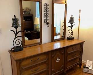 Dresser w/ Mirrors, Pair of Lamps 