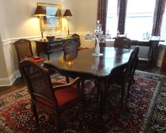 Henredon Table has 6 chairs