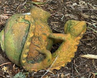 Iguana Terracotta Planter