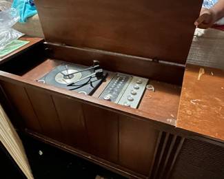 Console stereo turntable