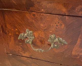 Bombe' Chest of Drawers - Burl Veneer -detail