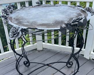Beautiful Garden Table with Removable Rose Tray