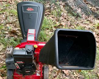 YARD MACHINES 5.5 HP WOOD CHIPPER/SHREDDER  - TECUMSEH ENGINE