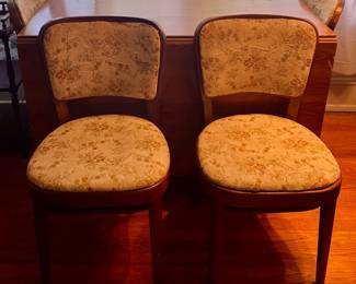 ANTIQUE GATE LEG TABLE W/4 CHAIRS  (SEATS 8-10 WHEN FULLY EXTENDED)