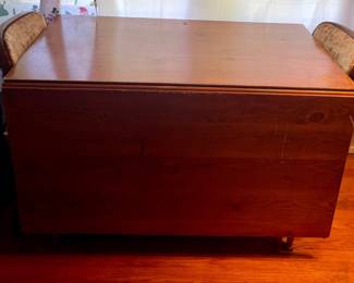 ANTIQUE GATE LEG TABLE W/4 CHAIRS  (SEATS 8-10 WHEN FULLY EXTENDED)