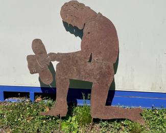 METAL KNEELING COWBOY SCULPTURE