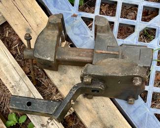 Hitch-Mount Vise
