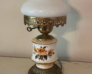 VINTAGE PARLOR STYLE BEDSIDE LAMP