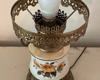 VINTAGE PARLOR STYLE BEDSIDE LAMP