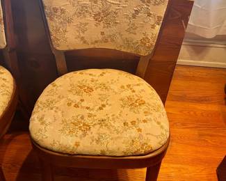 ANTIQUE GATE LEG TABLE W/4 CHAIRS  (SEATS 8-10 WHEN FULLY EXTENDED)