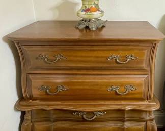 VINTAGE/MCM CHEST OF DRAWERS
