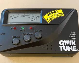 QWIK TUNE QT-1 AUTO GUITAR AND BASS TUNER
