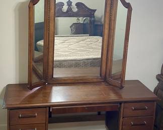 VINTAGE/ANTIQUE DESK WITH MIRROR
