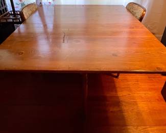 ANTIQUE GATE LEG TABLE W/4 CHAIRS  (SEATS 8-10 WHEN FULLY EXTENDED)
