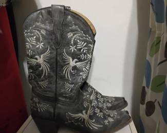 Cowboy/cowgirl boots
