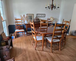 Immaculate dining table with 6 chairs, leaves, pads