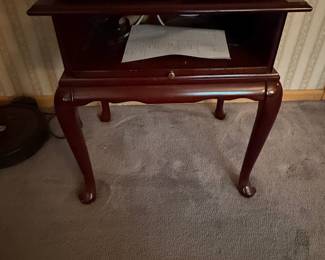 Bombay Company Queen Anne Style Mahogany End Table