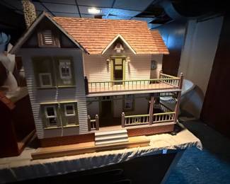 Victorias Farmhouse Dollhouse Kit