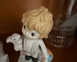 Precious Moments Figurine Hes Got the Whole World in His Hands