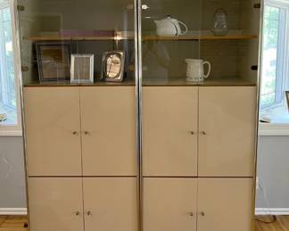 This cabinet set is in excellent shape.