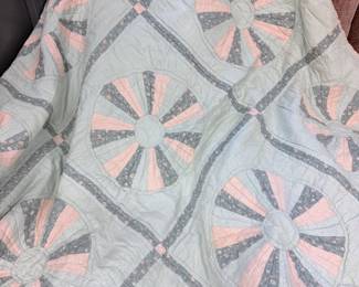 VTG Dresden Plate Pattern Quilt