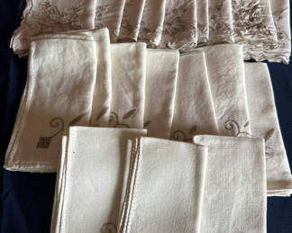 Lot 67: Embroidered white linen napkins set