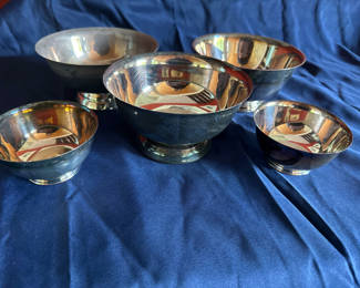 Lot 60: Set of five Sheridan pedestal bowls