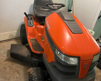 Lot 105: Husqvarna YTH2042 riding lawn mower with Briggs & Stratton Intek engine