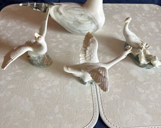Lot 66: Porcelain bird figurine set (goose and ducklings)