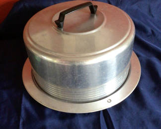 Lot 550: Vintage cake carrier