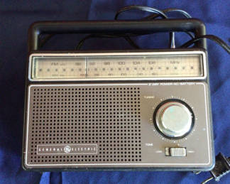 Lot 13: General Electric portable AM/FM radio