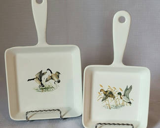Lot 50: Vintage 2 Enameled Cast Iron Prizer-Ware Square Pans
