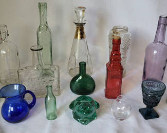 Lot 85: Vintage Lot of 15 Glass Items