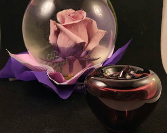 Lot 84: 2 Glass Decorative Items (Blenko Apple?)