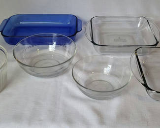 Lot 79: Lot of 6 Glass Cookware Pieces