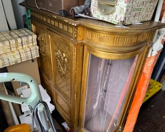 VINTAGE GOLD DISPLAY CASE WITH ROUNDED GLASS CORNER SHELVING