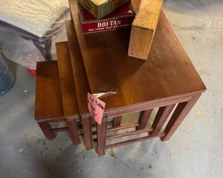 NESTING TABLES