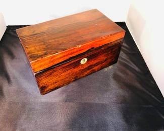 ANTIQUE WOOD BOX