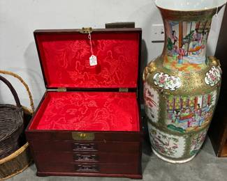 Beautiful jewelry chest, Asian Vase